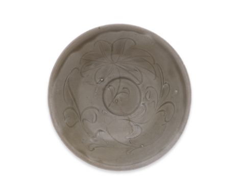 A COMBED OLIVE GREEN GLAZED BOWL
Song/Yuan Dynasty, grey-green glaze which pools olive, rounded sides with slightly everted e