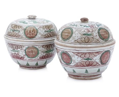 A PAIR OF SWATOW PORCELAIN BOWLS AND COVERS
Late Ming Dynasty, decorated in overglaze red and green with trellis work, stylis