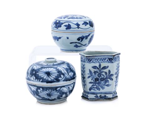 TWO BLUE AND WHITE PORCELAIN BOXES AND A JAR
Ming Dynasty, 16th-17th Century, a circular box and cover decorated with assorte
