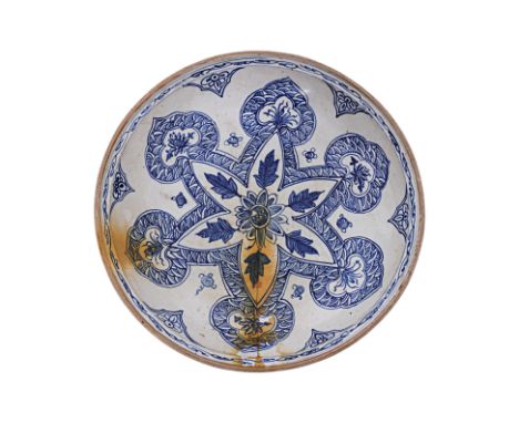 A LARGE VIETNAMESE BLUE AND WHITE DISH
15th-16th Century, with rounded sides and everted unglazed rim, decorated in underglaz