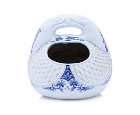 A BLUE AND WHITE BASKET SHAPED JAR
Japan, globular basket form jar with figural twin serpent handle, rounded opening to one s