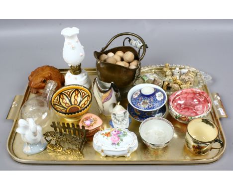 A mixed tray to include Mailing, Nao, Royal Doulton etc.