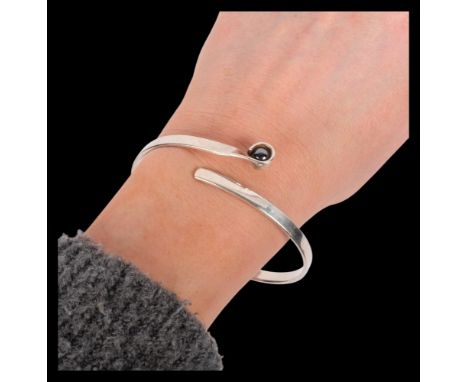 FRITS HEIRING SORENSEN - a Danish modernist sterling silver hematite torque bangle, setting height 16.7mm, internal circumfer