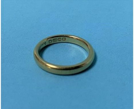 A 22ct gold wedding ring, 4g