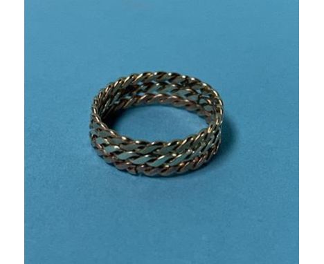 A three colour yellow metal ring, 3g