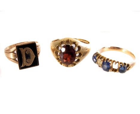 A 9ct gold and garnet gent's signet ring, together with a 9ct gold and ebony example, plus a yellow metal sapphire and gem se
