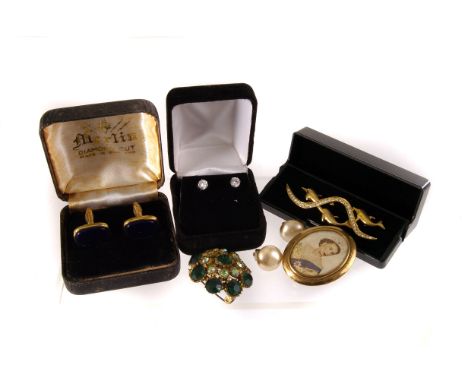 An assortment of costume jewellery, to including silver items, cufflinks, brooches, earrings, necklaces and more (parcel)