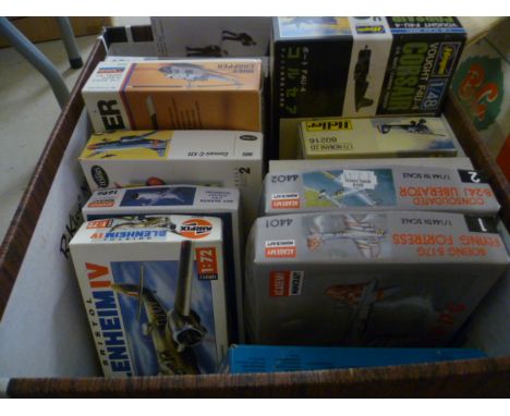 Ten vintage model kits relating to aircraft including Airfix, Academy, Hasegawa & Heller, plus boxed Hasegawa US Ground Crew 