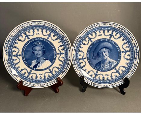 Two boxed Wedgewood plates to commemorate Queen Elizabeth II and the Queen mother 