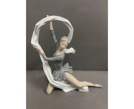 Nao by Lladro figure of a dancer (H34cm)