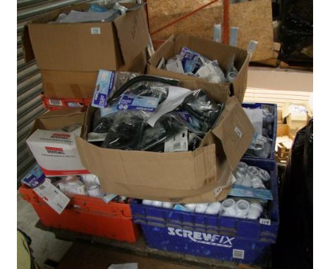 A pallet of 9.25 Degree swept tees 40mm, universal basin waste &amp; overflow, red ducting connectors, bottle traps etc 
