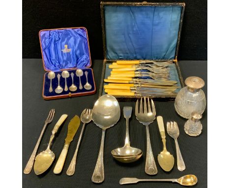 Silver &amp; Plate - set of six silver tea spoons, Sheffield 1925, 57.5g;  silver topped scent bottle etc;  epns flatware etc