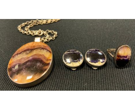 A blue john fluorite oval pendant necklace, silver mount and chain, Sheffield 1973;  similar dress ring;  pair of earrings, 5