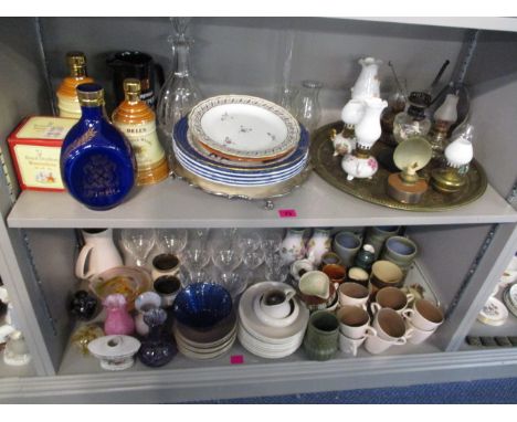 A mixed lot to include a small oil lamp and chimney, studio pottery and art glass, Irish shamrock, porcelain mugs, Wedgwood, 