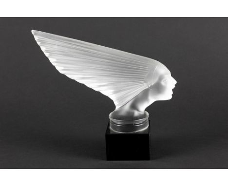 Bohemian car mascot after a French Art Deco model in frosted crystal glassBoheemse automascotte naar een Frans Art Deco model