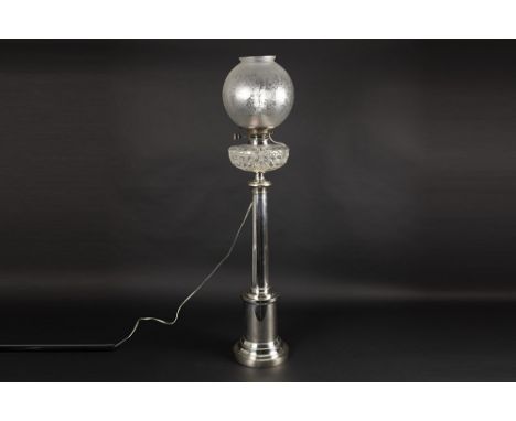 old paraffin lamp in silverplated metal and crystal-glassOude olielamp in verzilverd metaal en kleurloos kristalglas  -  hoog