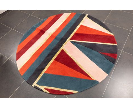 round hand tufted design carpet in wool and silk with a geometric designRond hand getuft design tapijt in wol en zijde met ee