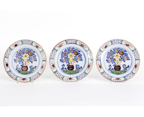 series of three 18th Cent. plates in ceramic from Delft with a polychrome decor Serie van drie achttiende eeuwse borden in fa