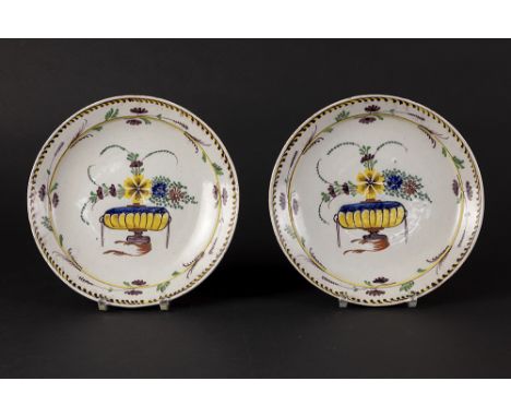 pair of 18th Cent. pancake plates in ceramic from Delft with a polychrome decorPaar achttiende eeuwse pannekoekenborden in fa