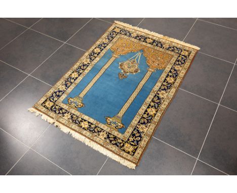 Persian praying rug in woolPerzisch bidtapijt met typische mihrab rustend op kolommen en met lamp  -  150 x 110 cm