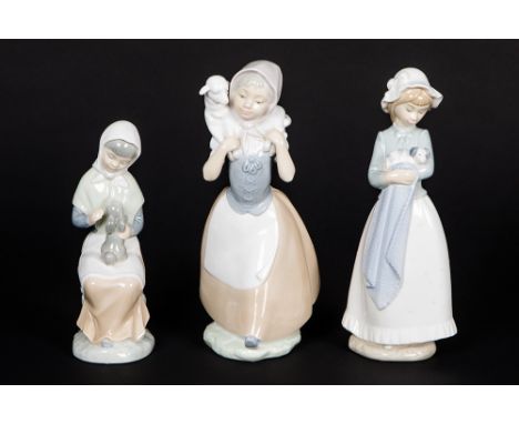 three Spanish Lladro porcelain figures, marked "Nao"Lot van drie Spaanse bibelots in porselein van Lladro, gemerkt "Nao"  -  