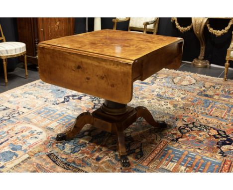 19th Cent. neoclassical Biedermeier sofa table in burr of walnut with a central ebonized pilarNegentiende eeuwse neoclassicis