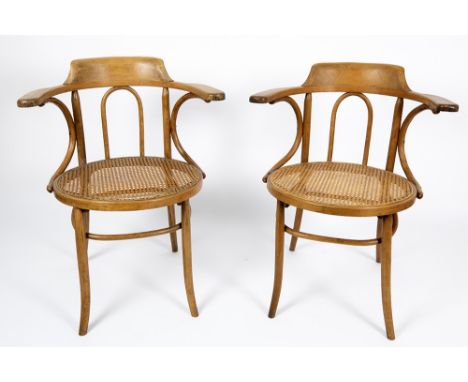 pair of 'antique' Thonet armchairsTHONET paar 'antieke' armstoelen met typisch model  -  83,5 x 67 x 53 cm