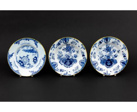 three 18th Cent. plates in ceramic from Delft with a blue-white decor Lot van drie achttiende eeuwse borden in Delftse faïenc