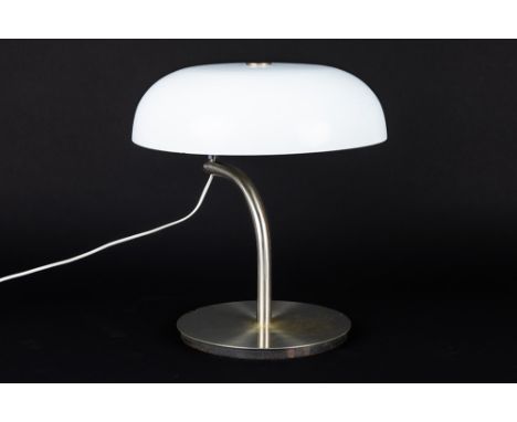 Italian desk lamp in chromed metal and a white lacquered hoodItaliaanse bureaulamp in gechromeerd metaal met een witgelakte k