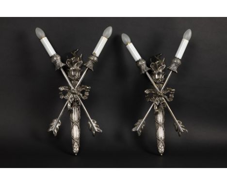 pair of neoclassical wall lights in silverplated bronzePaar neoclassicistische applieken in verzilverde brons telkens met een
