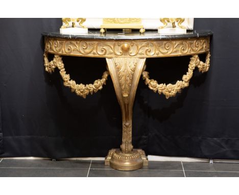 neoclassical demi-lune console in gilded wood with a marble topMooie neoclassicistische halvemaanconsole in gedoreerd hout me
