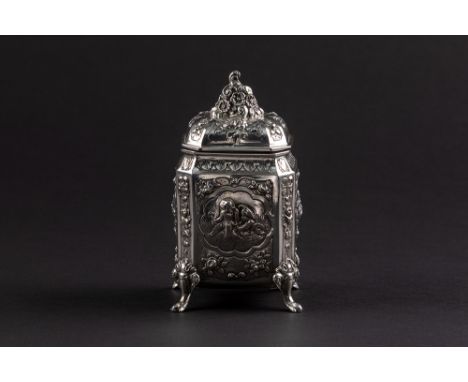Dutch lidded baroque style tea caddy in marked silverNederlandse gedekselde theedoos op pootjes in massief zilver, gemerkt "8