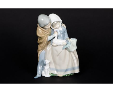 Spanish Lladro porcelain figure, marked "Nao"Spaanse bibelot in porselein van Lladro, gemerkt "Nao" : "Koppeltje met gans en 