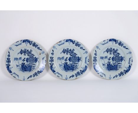 set of three 18th Cent. Dutch plates in ceramic from Delft with blue-white decorSerie van drie achttiende eeuwse borden in fa