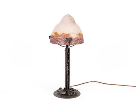 nice French Art Deco lamp in wrought iron and pâte-de-verre miniature chip in the edgeFraaie Franse Art Deco-lamp met zeer mo