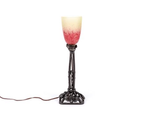 Schneider signed Art Deco lamp in wrought iron and pate-de-verreSCHNEIDER Art Deco-lamp met voet in smeedijzer met vegetaal d