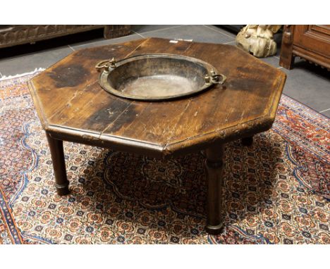 antique brass fire basin with its tableAntiek vuurbekken in koper met houten tafel  -  44 x 89 x 89 cm