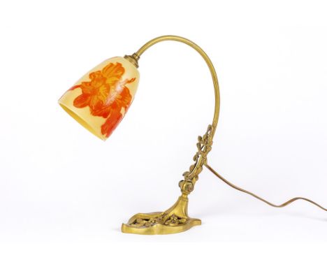 Art Nouveau desk lamp in bronze and pâte-de-verreArt Nouveau-bureaulamp met bronzen montuur en met kap in glaspasta met uitge