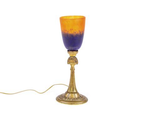 Schneider signed Art Deco lamp with bronze base and glass shade SCHNEIDER Franse Art Deco-lamp met een voet in brons en een k