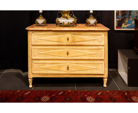 antique, presumably French, neoclassical chest of drawersAntieke, allicht Franse neoclassicistische commode in geceruseerd ho