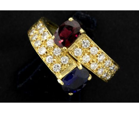 nineties' ring in yellow gold (18 carat) with a ca 0,90 carat ruby, a ca 0,90 carat sapphire and ca 0,70 carat of very high q