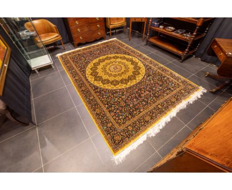fine Persian carpet in silk on silk with a colorful design based on old Ispahan designs Fijn Perzisch tapijt in zijde op zijd
