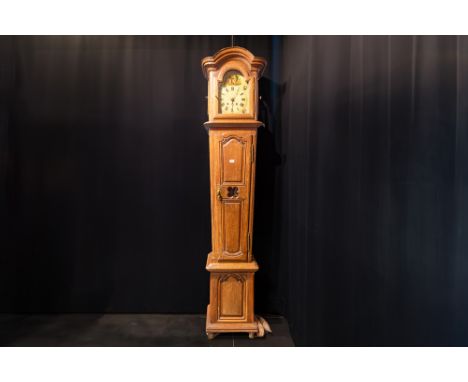 antique longcase clock with its case in oakAntieke staande klok met kast in eik  -  hoogte : 248 cm