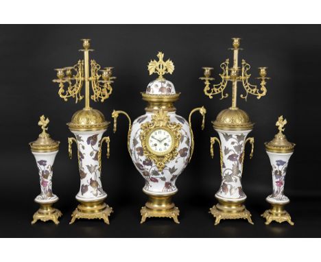 19th Cent. garniture in enameled ceramic and bronze with a clock with "Paris" marked workNegentiende eeuwse vijfdelige schouw