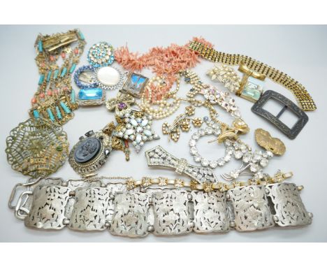 A collection of vintage jewellery 