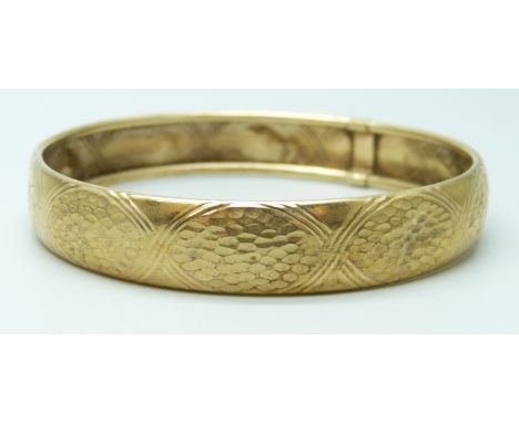 A 9ct gold bangle, 9.4g, 6.5cm
