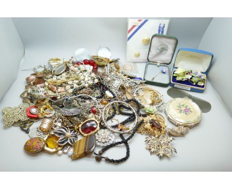 A box of vintage jewellery 