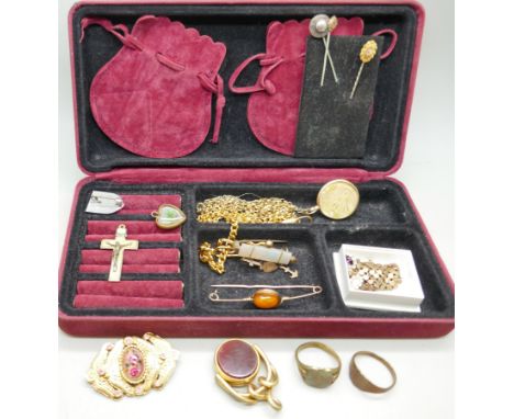 A collection of jewellery including a 15ct gold topped stick pin 