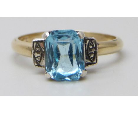 A gold ring set with an emerald cut blue glass stone, (stone a/f), 2.8g, N