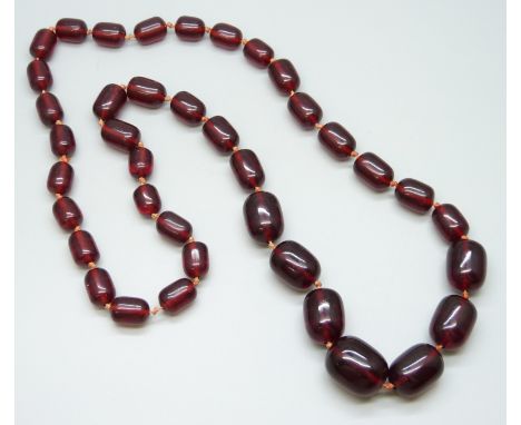 A vintage red bead necklace, 84g